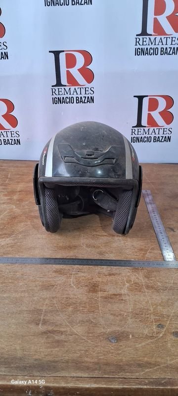 Casco de Motocicleta Negro con Detalles Plateados - imagen 1