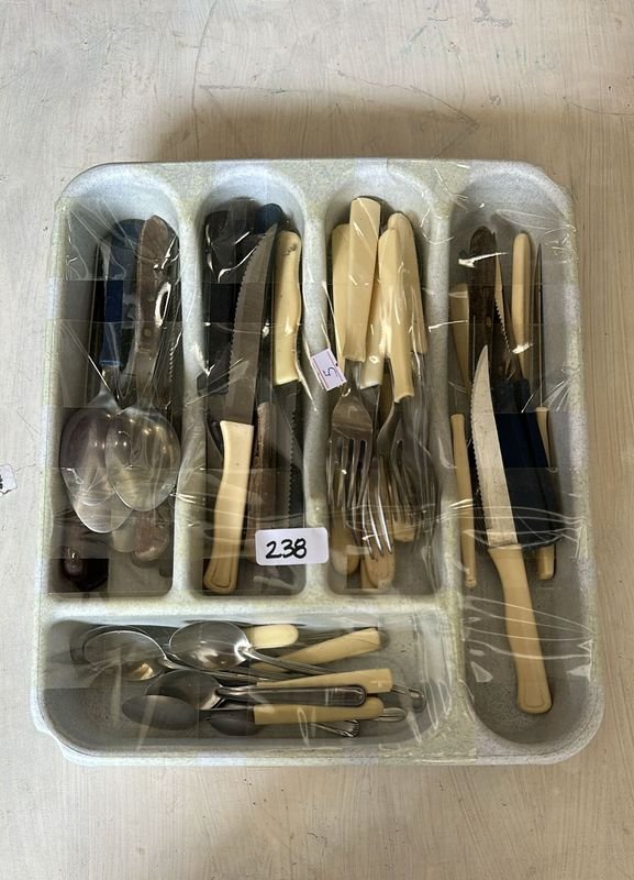 Cubietera con cubiertos varios en buen estado - imagen 2