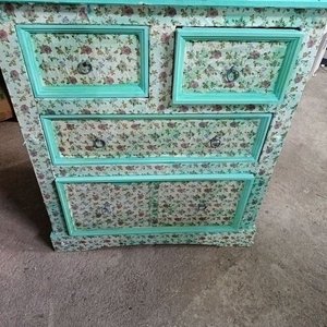 Cómoda de madera restaurada con estampado floral - imagen 8