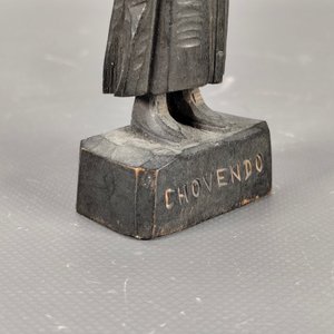 Talla de Madera "Chovendo" de Persona Vestida con Paragua Faltante - imagen 6
