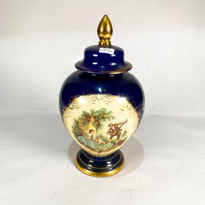 Lote siguiente: Potiche Azul Cobalto con Tapa y Escena Galante, 34 cm