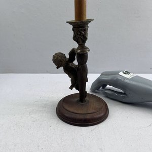 Portavelas de Bronce con Querubín y Base de Madera - imagen 5
