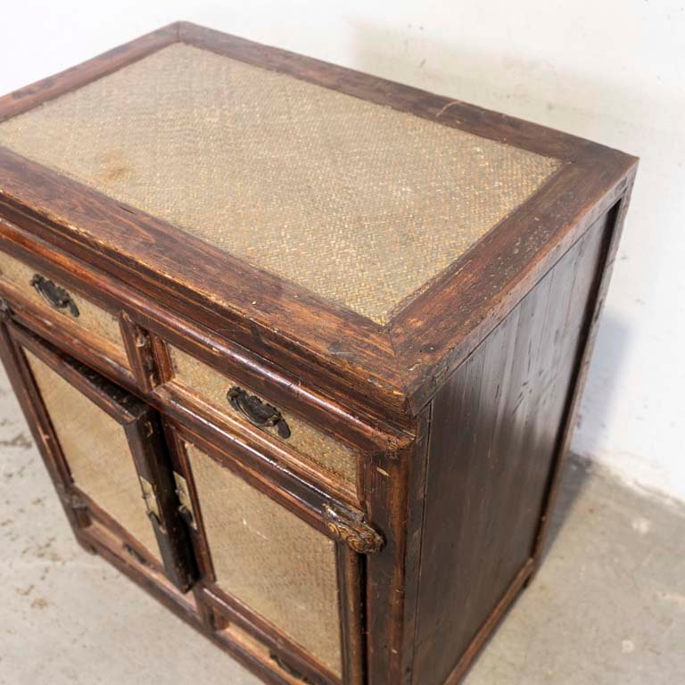 Mueble de cuatro cajones y dos puertas en ratán con superficie pintada - imagen 2