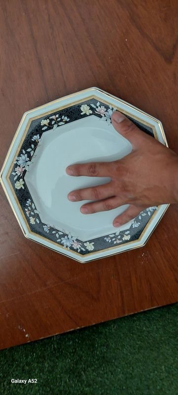 Plato octogonal de porcelana con diseño floral - imagen 4