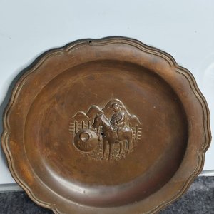 Plato Decorativo en Bronce con Relieve de Jinete y "Chile" - imagen 4