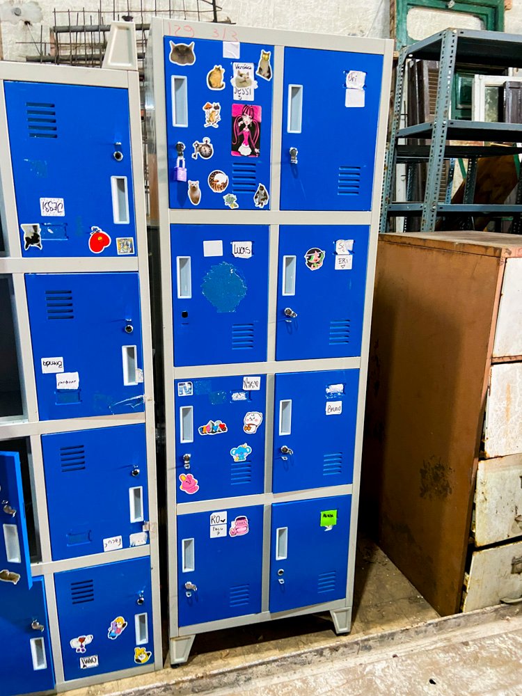 Lote siguiente: Almacen metálico de ocho puertas gris y azul