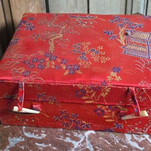 Juego de Té Oriental en Porcelana Policromada con Escenas Tradicionales - imagen 3