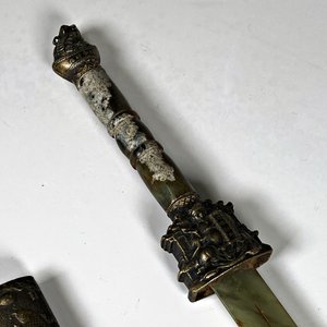 Daga Oriental Antigua con Hoja y Cabo de Jade y Vaina Decorada - imagen 3