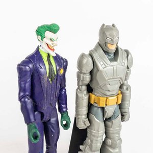 2 muñecos articulados El Guasón y Batman  - Medidas: alto 29cm - imagen 2