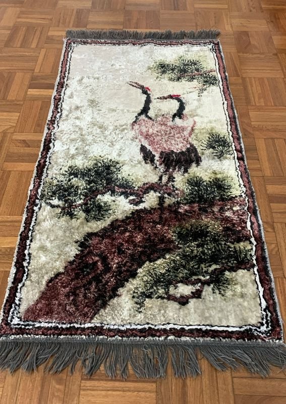 Alfombra antigua con escena pintada de pájaros y árbol - imagen 2