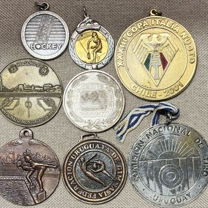 Lote siguiente: Lote de 8 Medallas Deportivas: Hockey, Tiro, Fútbol y Más