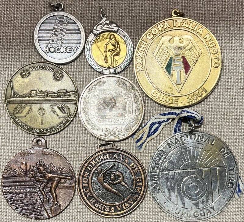 Lote de 8 Medallas Deportivas: Hockey, Tiro, Fútbol y Más