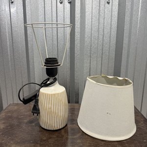 Lámpara de Mesa Cerámica Base Rayada Blanca y Beige - imagen 4
