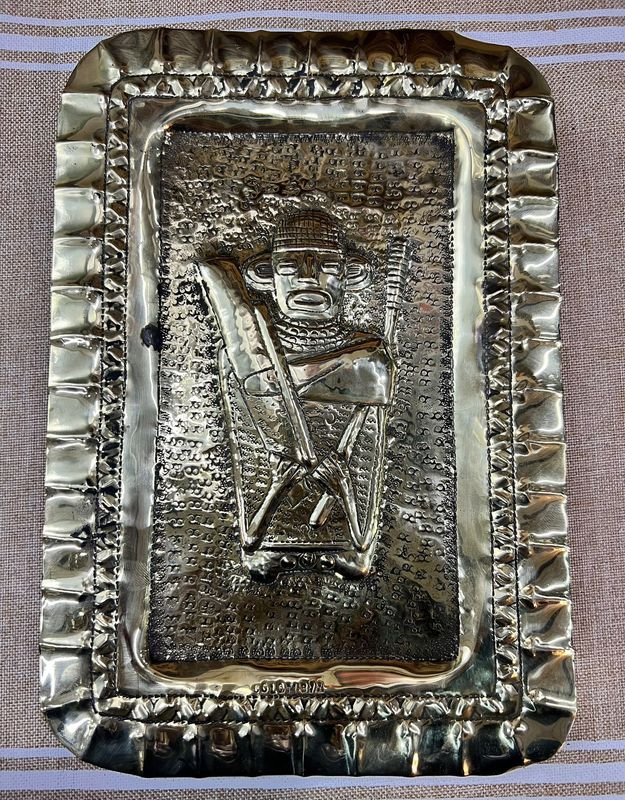 Bandeja Rectangular de Metal Repujado con Figura Folklórica