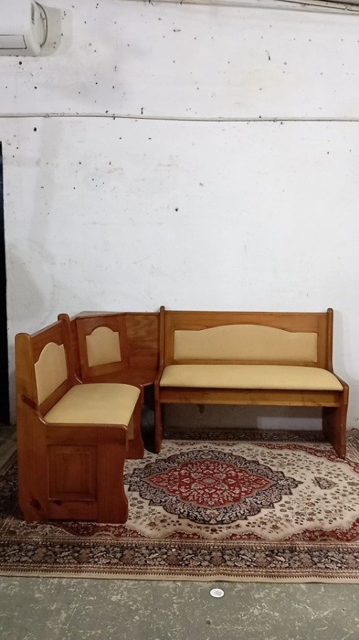 Esquinero tapizado beige en madera y mesa haciendo juego lustre claro - imagen 6
