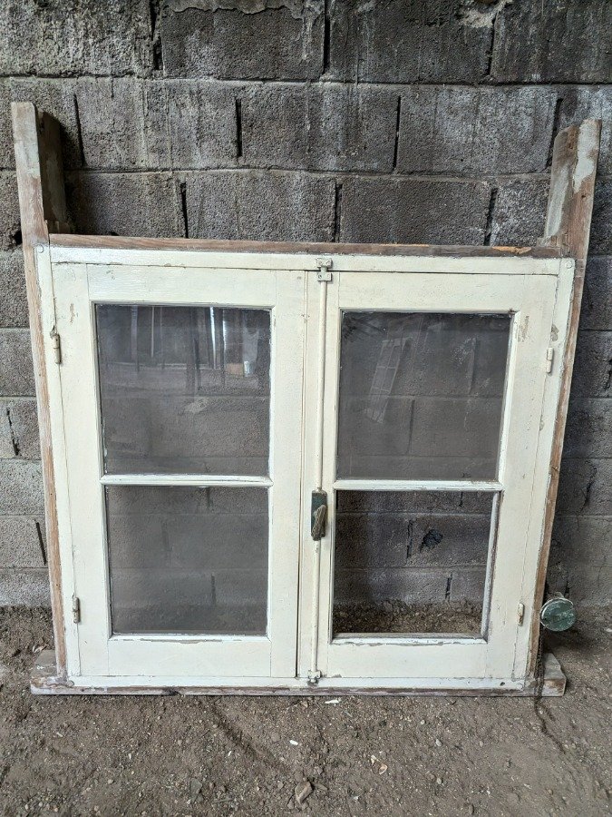 Ventana antigua con marco de madera y soporte para persiana - imagen 2