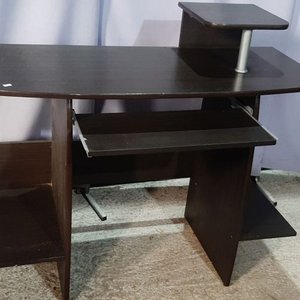 Escritorio de Computadora en MDF con Estante Superior y Bandeja Deslizable - imagen 2