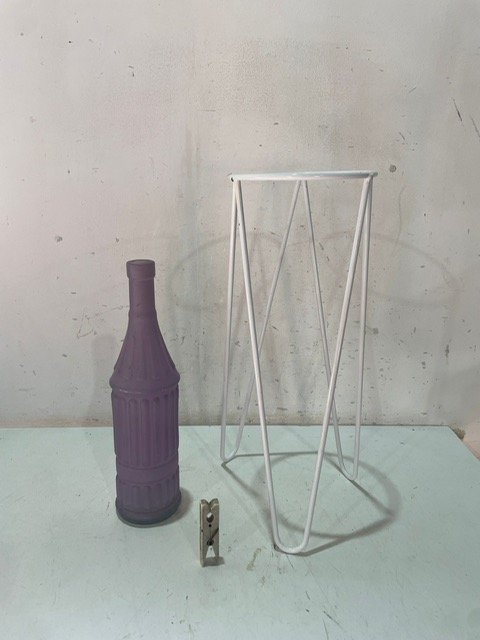 Lote siguiente: Porta maceta y botella con diseño ribeteado