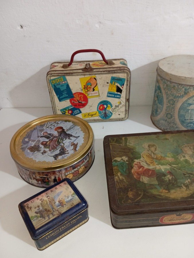 Colección de latas metálicas vintage para decoración - imagen 3