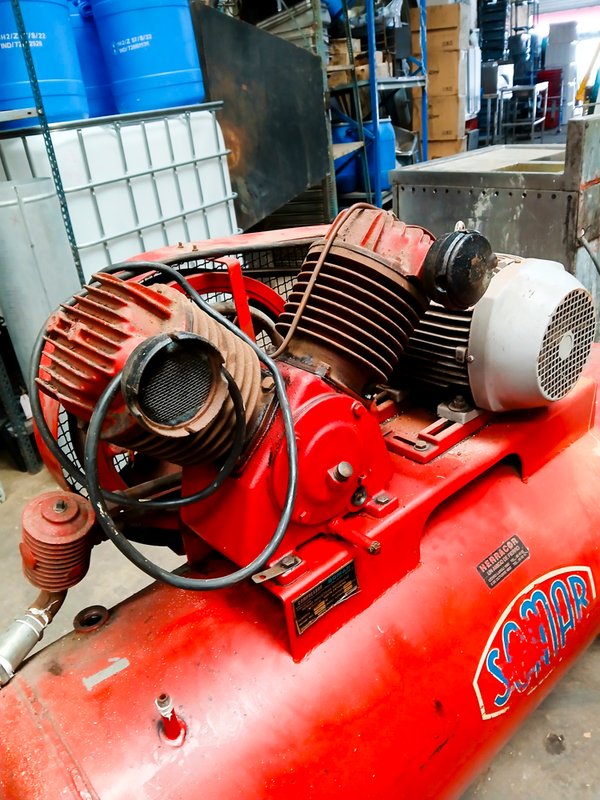 Compresor Somar Cabezal en V - Motor Trifásico Weg 5.5 CV - imagen 2