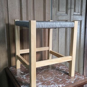 Taburete de Madera con Asiento Trenzado Gris - imagen 4
