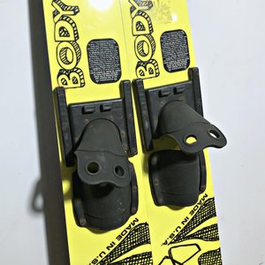 Par de Esquís Acuáticos Body Glove Amarillos - imagen 3