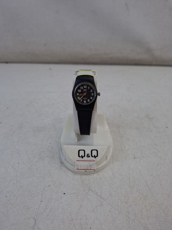 Reloj Pulsera Q&Q Quartz Negro con Números Luminosos y Resistencia al Agua 10 Bar