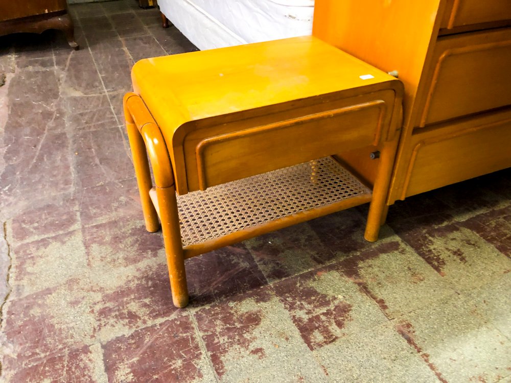 Mesa de luz de madera con rejilla