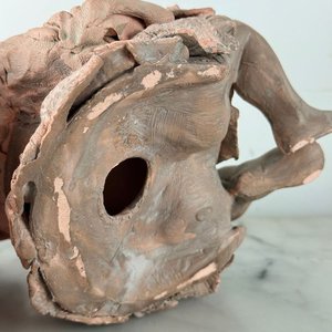 Escultura de terracota: figura indígena con bebé - imagen 4