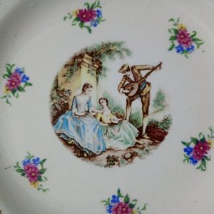 Plato de Porcelana Vintage Boch Frères La Louvière Escena Galante con Filigrana Dorada - imagen 3