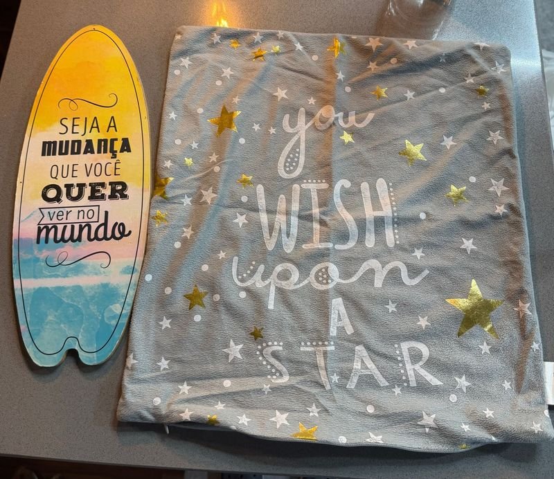 Cuadro Decorativo Tabla de Surf con Almohadón y Dos Fundas