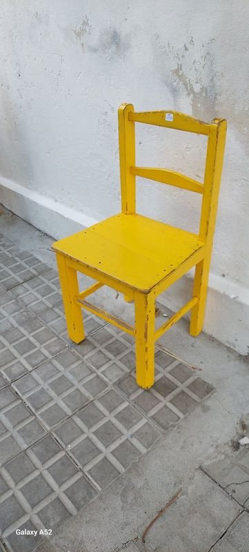 Sillita infantil en madera color amarilla - imagen 3