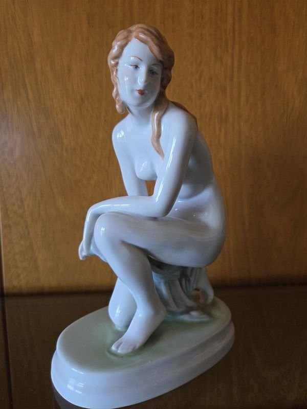 Lote siguiente: Figura de mujer en porcelana Húngara pintada a mano