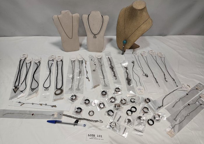 Lote de 50 Piezas de Joyería Nueva en Acero Quirúrgico: Collares, Pulseras y Anillos