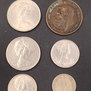 Lote de 6 monedas de Gran Bretaña: 1 Penny 1920, 6p 1960, 5p 1969/1970, 10p 1968/1974 - imagen 8