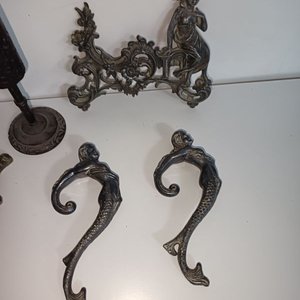 Lote de Piezas Antiguas: Candelabro de Bronce, Candelabro de Madera y Figuras de Metal - imagen 2