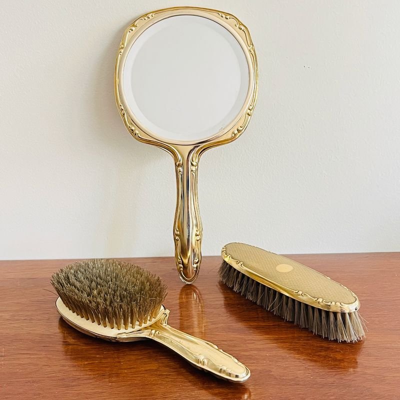 Set Vintage de Tocador: Espejo de Mano y 2 Cepillos Dorados