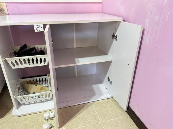 Mueble Blanco con Reparticiones y Estantes - imagen 2