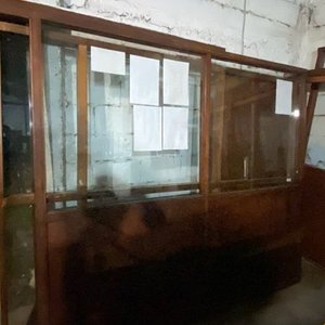 Lote anterior: Dos Mamparas de Madera y Vidrio