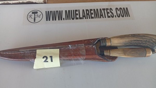 Cuchillo con chaira y vaina de madera - imagen 4