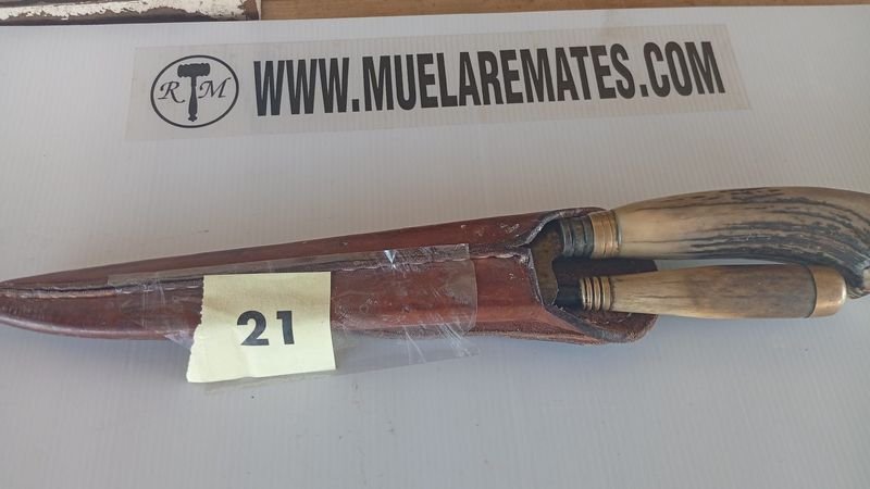 Cuchillo con chaira y vaina de madera - imagen 4