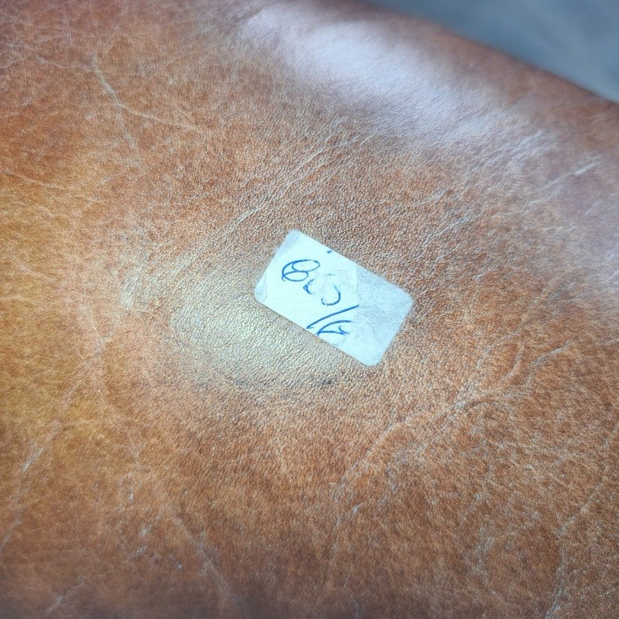 Sillón de cuero capitoneado con respaldo capitoneado y almohadones - imagen 15