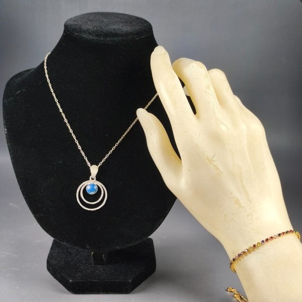 Cadena con Dije Artesanal en Plata y Pulsera Dorada con Piedras Sintéticas - imagen 1