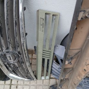 Lote de 32 Piezas de Autopartes: Caretas, Guardabarros y Más - imagen 15