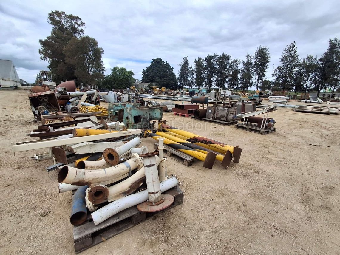 Lote de Maquinaria Industrial y Tuberías
