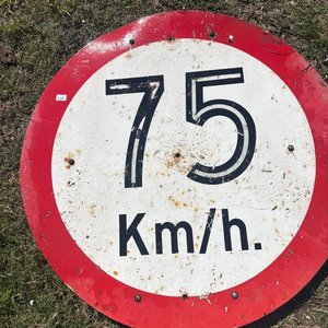Lote siguiente: Cartel de señalización de 75 km/h, diametro 75 cm