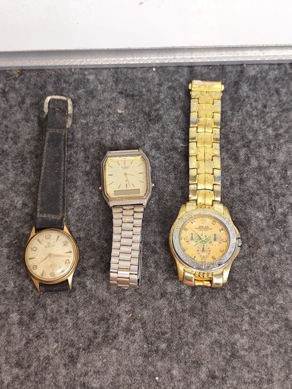 Lote de Tres Relojes Varios: Milus, Casio y Rolex
