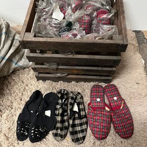 Lote de Más de 50 Pares de Pantuflas y Calzado Variado - imagen 2