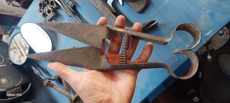 Tijeras antiguas de metal con reflejo en el espejo - imagen 2