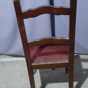 Silla de Madera con Asiento Tapizado en Tela Roja - imagen 3
